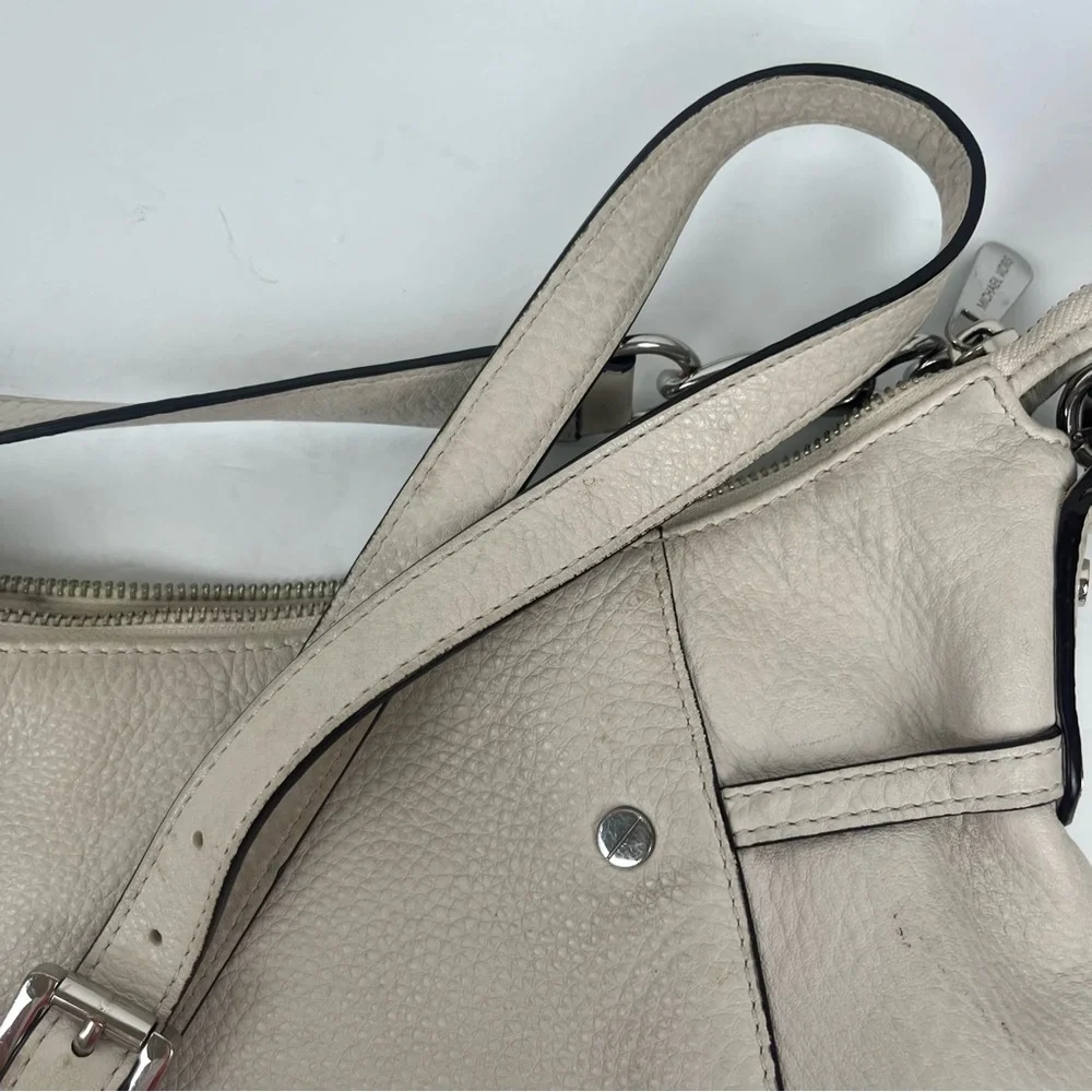 Micheal Kors cream leather shoulder bag w/crossbody strap